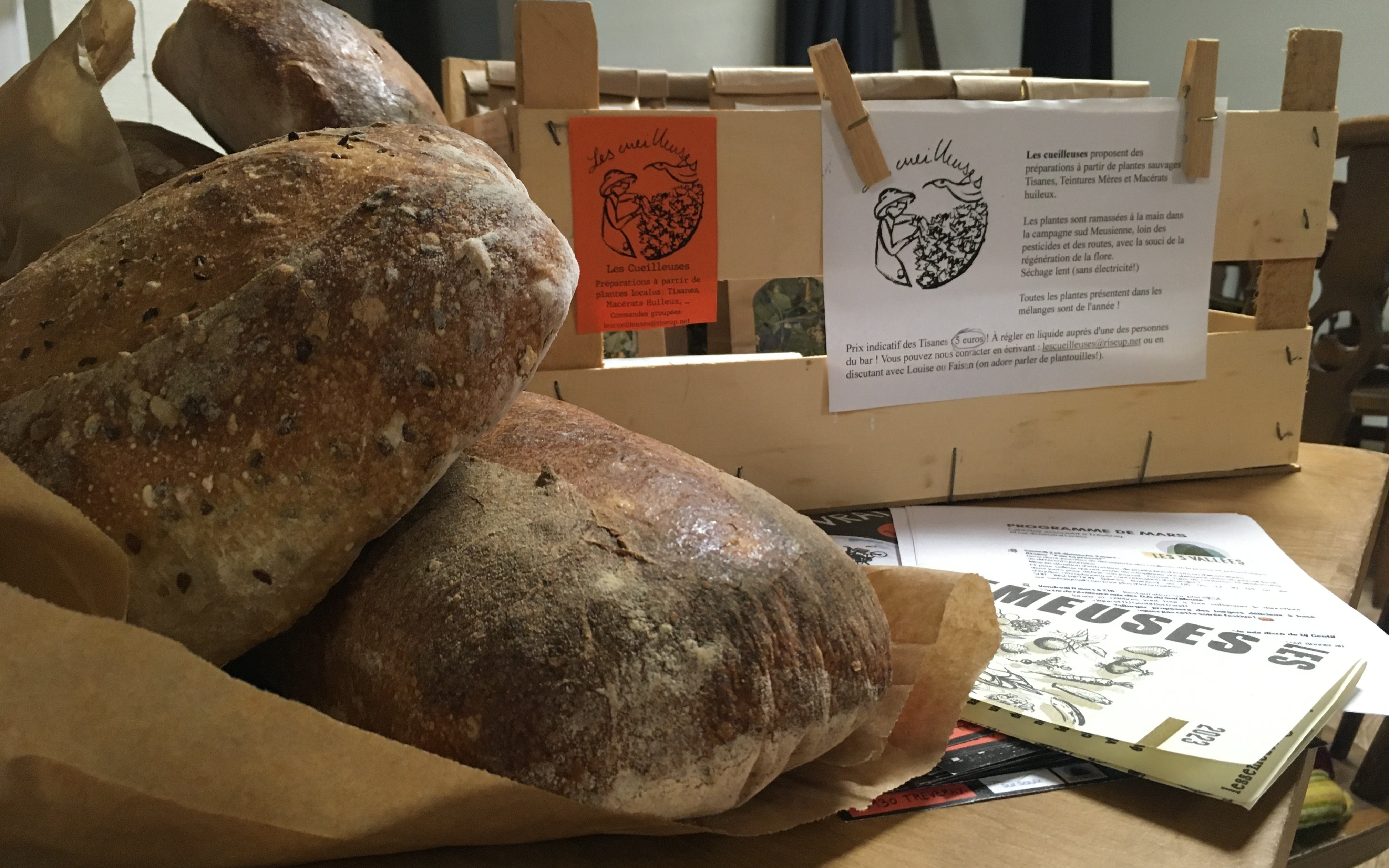 Le pain du fournil À la Saulx du pain et les tisanes des Cueilleuses, en vente au café Les Trois Vallées